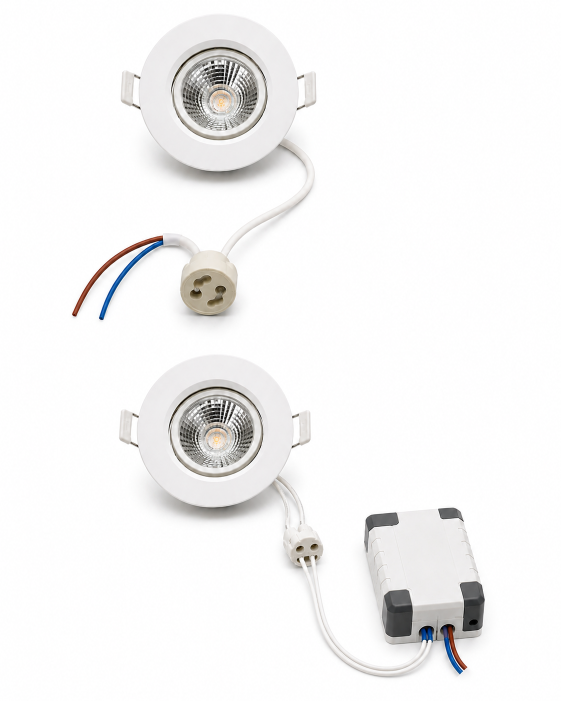 Zwei LED-Einbaustrahler-Sets im Vergleich: links ein 230V-GU10-Modell, rechts ein 12V-Set mit Trafo