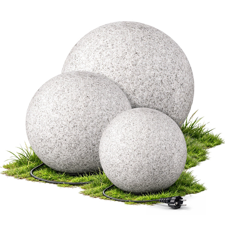 LED Kugelleuchten Stone als 3er Set in unterschiedlichen Größen auf Wiese